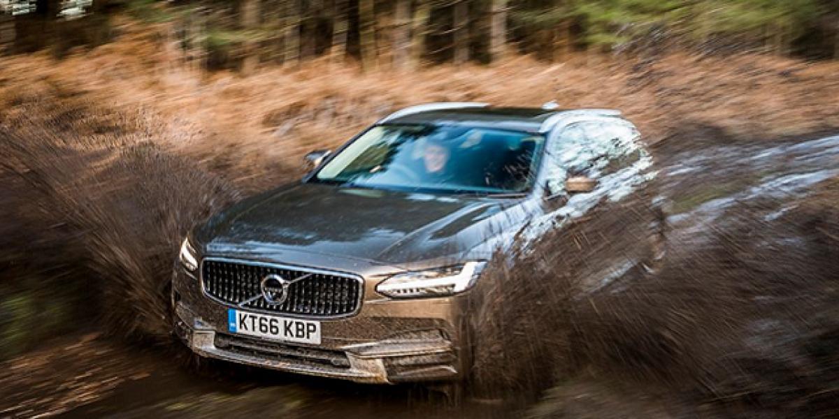 Terénne Volvo V90 Cross Country: Prekvapí v bahne + vráti vášeň do života!