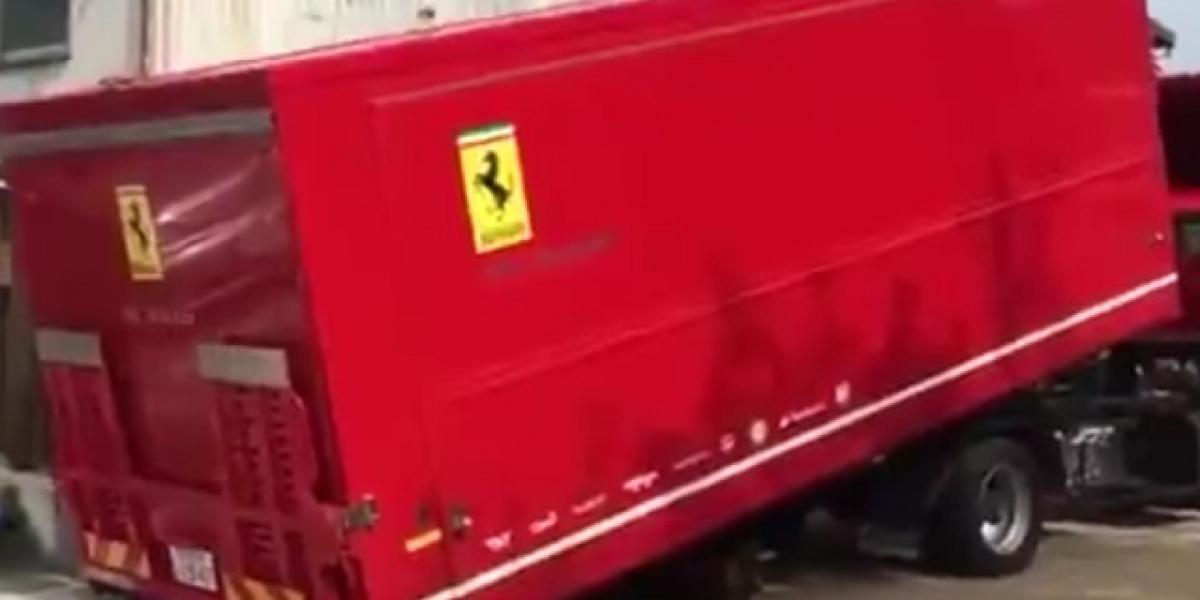 Video: Ako sa rozbaľuje nové Ferrari? Priamo pred očami! 