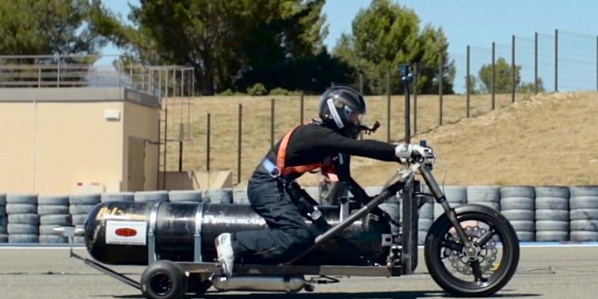 0-100 km/h za 0,5 sekundy! Na trojkolke poháňanej vodou!