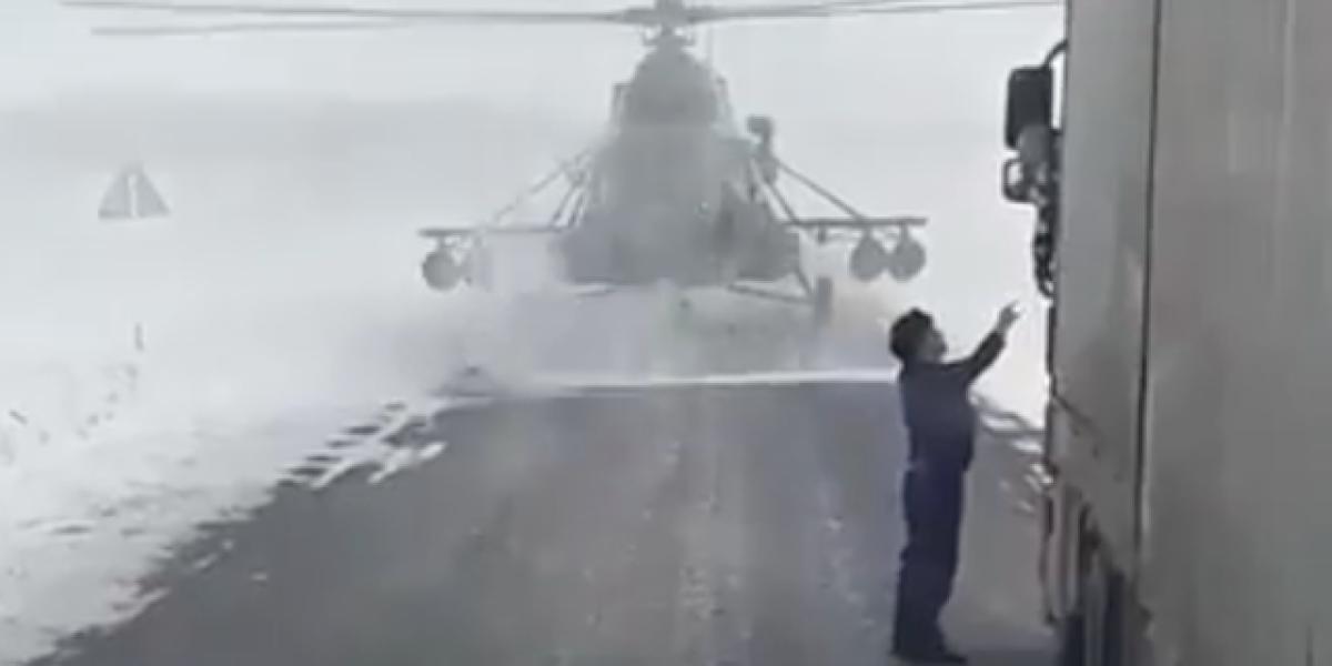 VIDEO: vrtuľník pristál na ceste, posádka sa spýtala vodiča na cestu