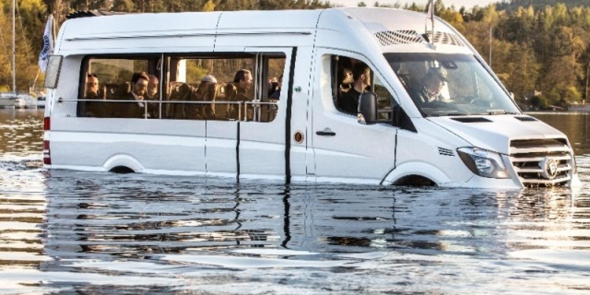 Češi postavili plávajúci minibus!