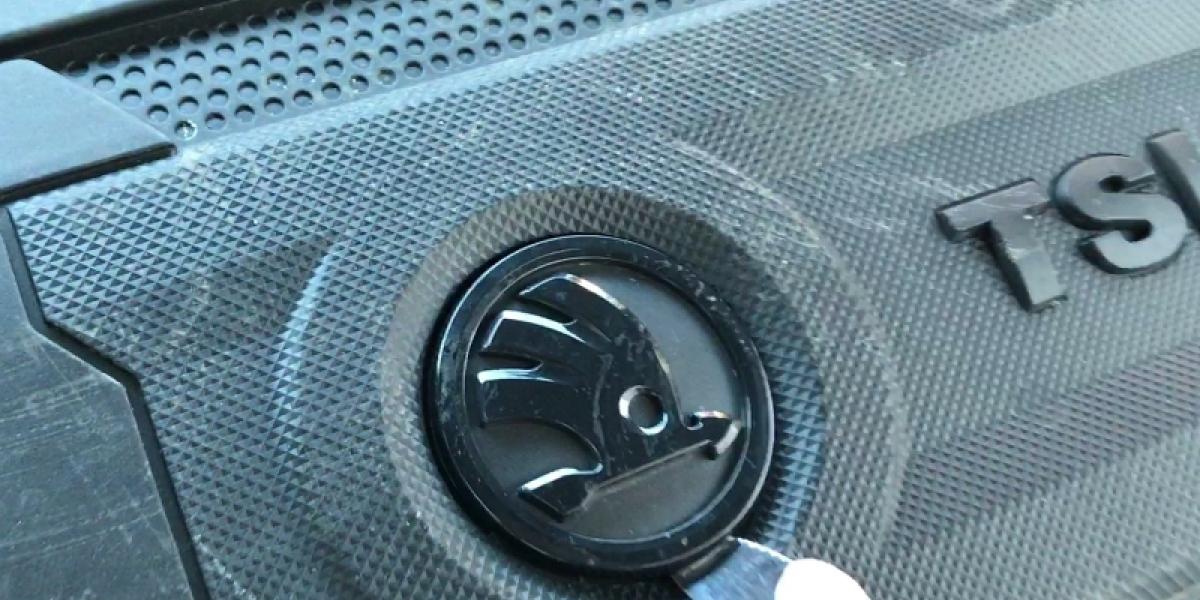 VIDEO: čo sa nachádza pod logom Škoda na motoroch! Toto by ste nečakali!