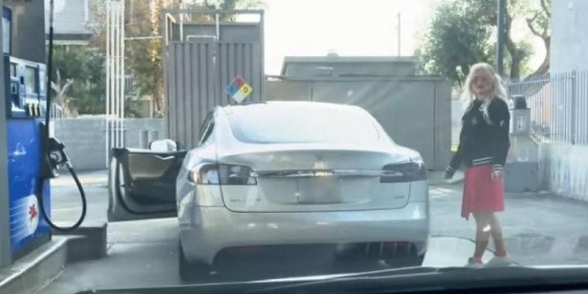 Žena natankovala benzín do elektrickej Tesly! Čo sa stalo?