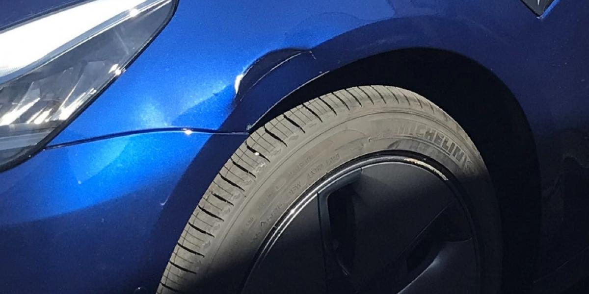 Oprava tohto blatníka Tesly Model 3 stojí 5 800€! Prečo?