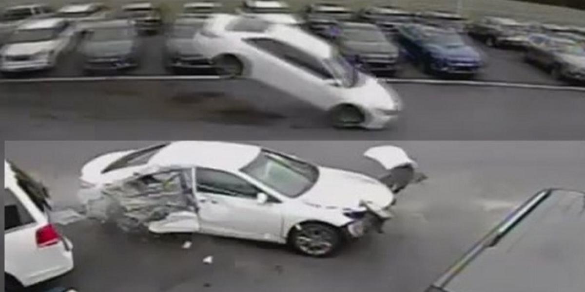 Video: Vodič Toyoty pri rýchlej jazde v bezvedomí preskočil 12 áut