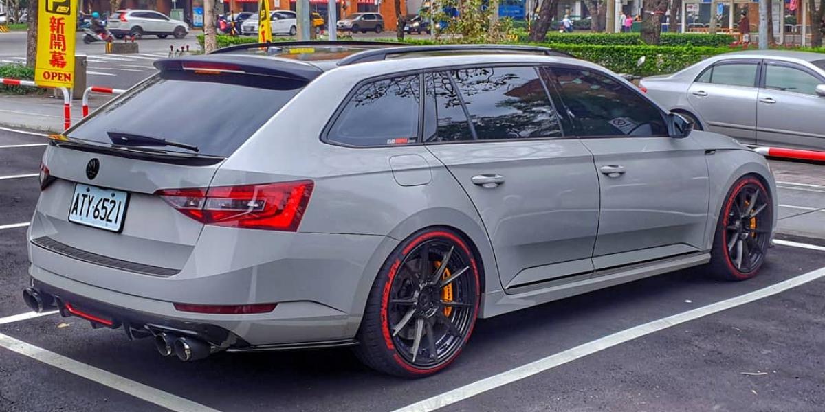Nenápadná Škoda Superb Combi s takmer 400 koňmi!