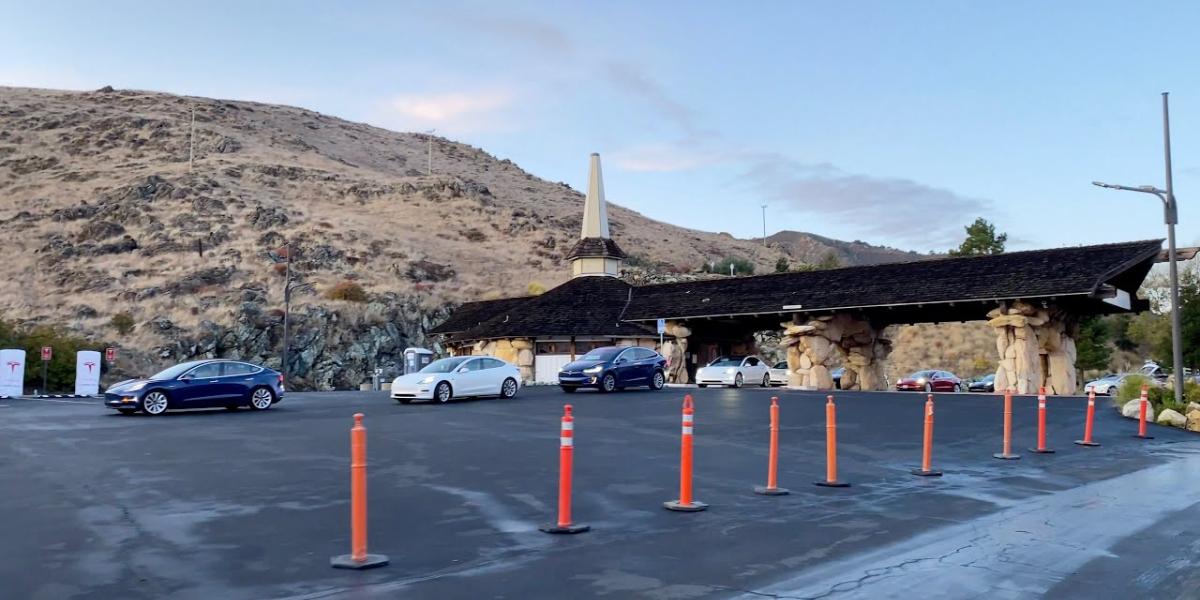 VIDEO: budúcnosť elektromobilov, hodiny čakania na nabitie!!!