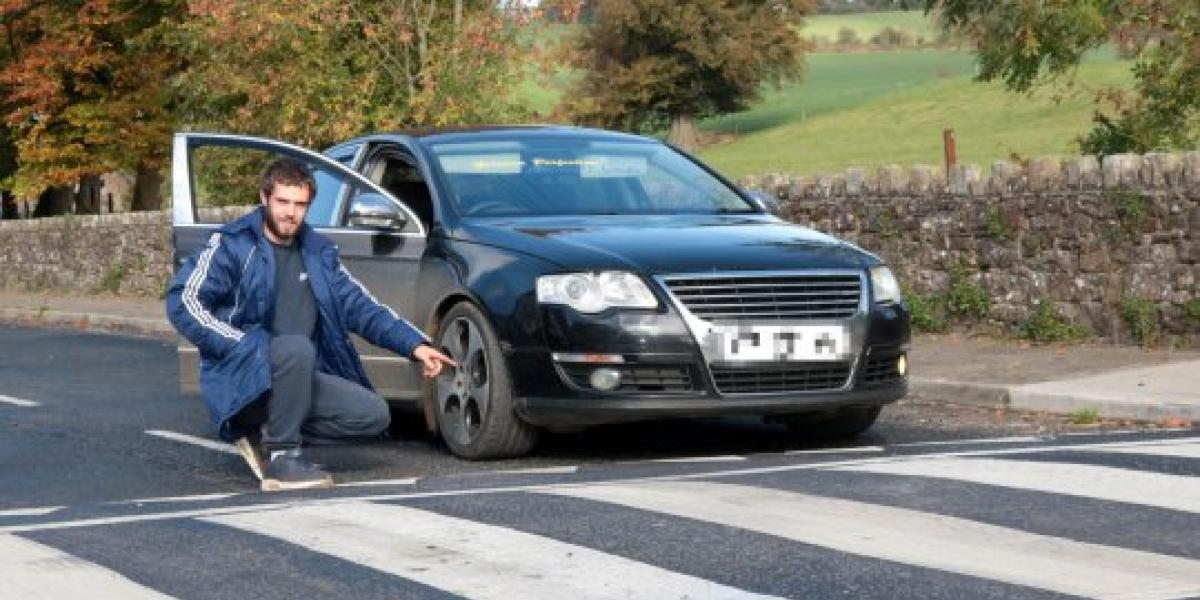 Muž na Passate znížil podvozok. Žaluje mesto, že neprejde cez retardéry!