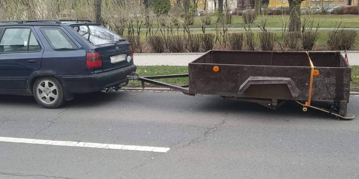 Vodičovi Felicie na vlečke odpadlo koleso. Použil skateboard!