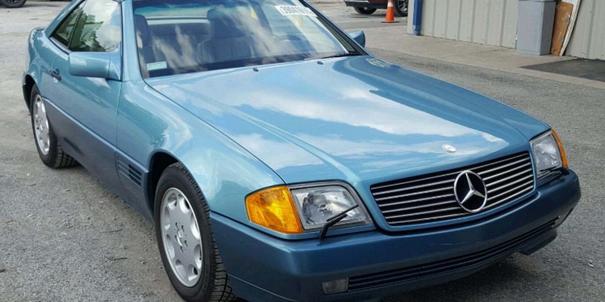 Ukradnutý Mercedes SL zlodeji zabudli. Našiel sa po 27 rokoch, nájazd 1 900 km!