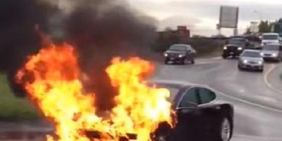 Tesla zabíja: Vodič zhorel kvôli dverám bez kľučiek