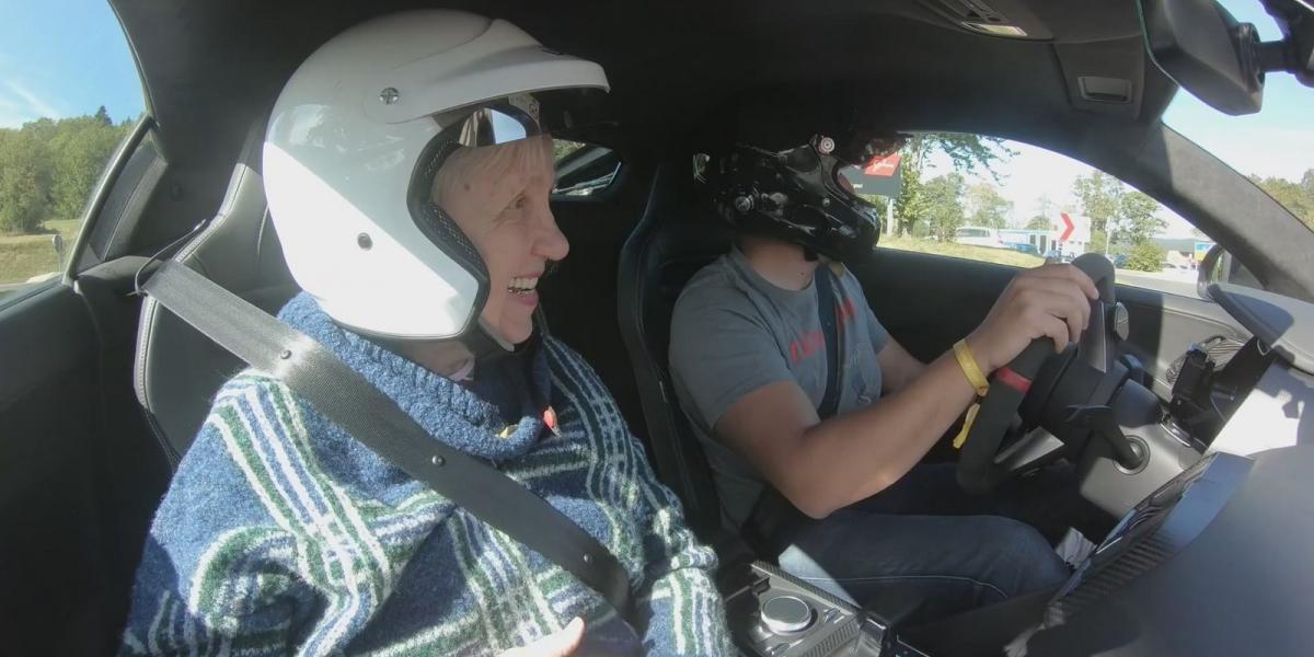 VIDEO: 80 ročnú babičku odviezol rýchlosťou 300 km/h, tá je hitom internetu!