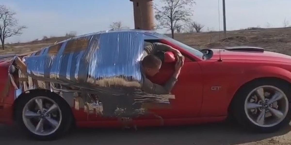 Adrenalínový test odvahy: Rus jazdil prilepený na aute v rýchlosti 140 km/h!