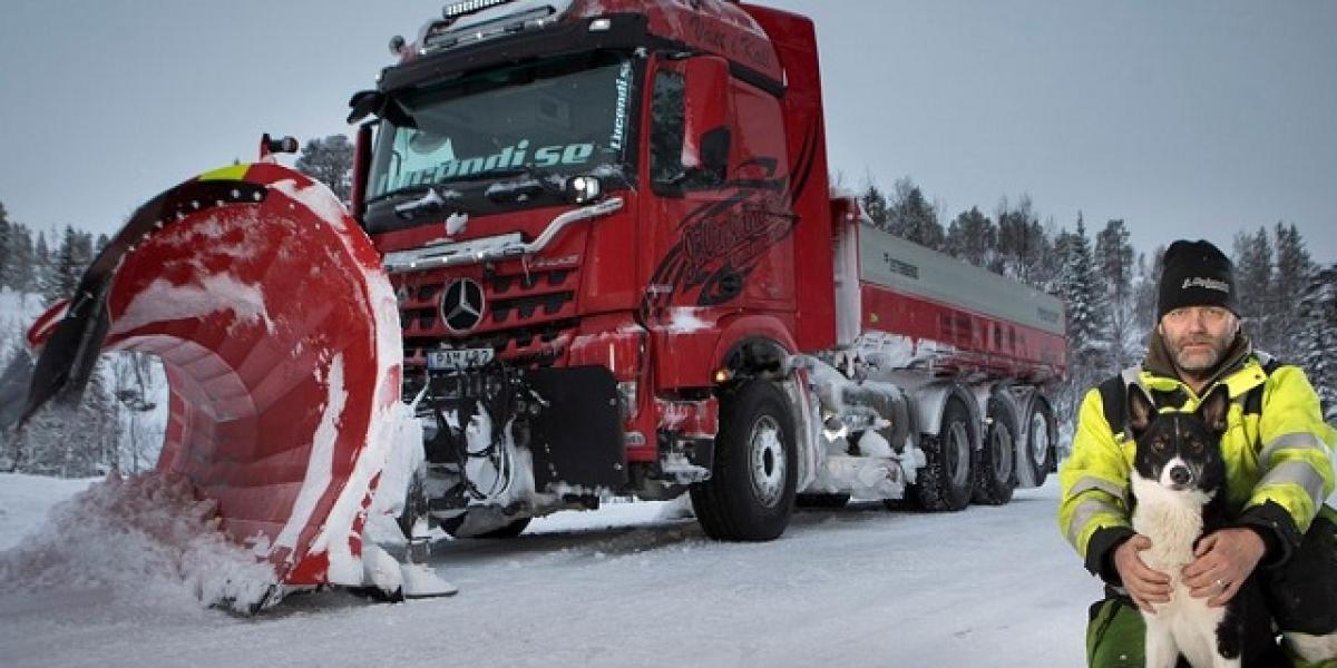 Ako sa odpratáva sneh vo Švédsku? Obrí 8x4 Mercedes s 578 koňmi