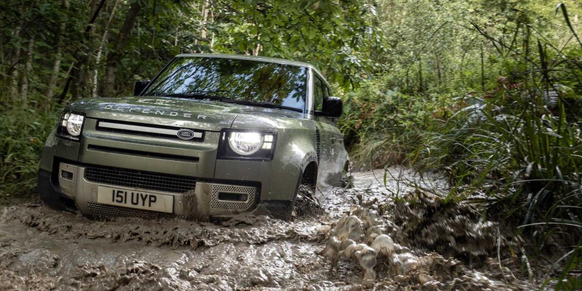 Land Rover Defender vezme elektriku do terénu