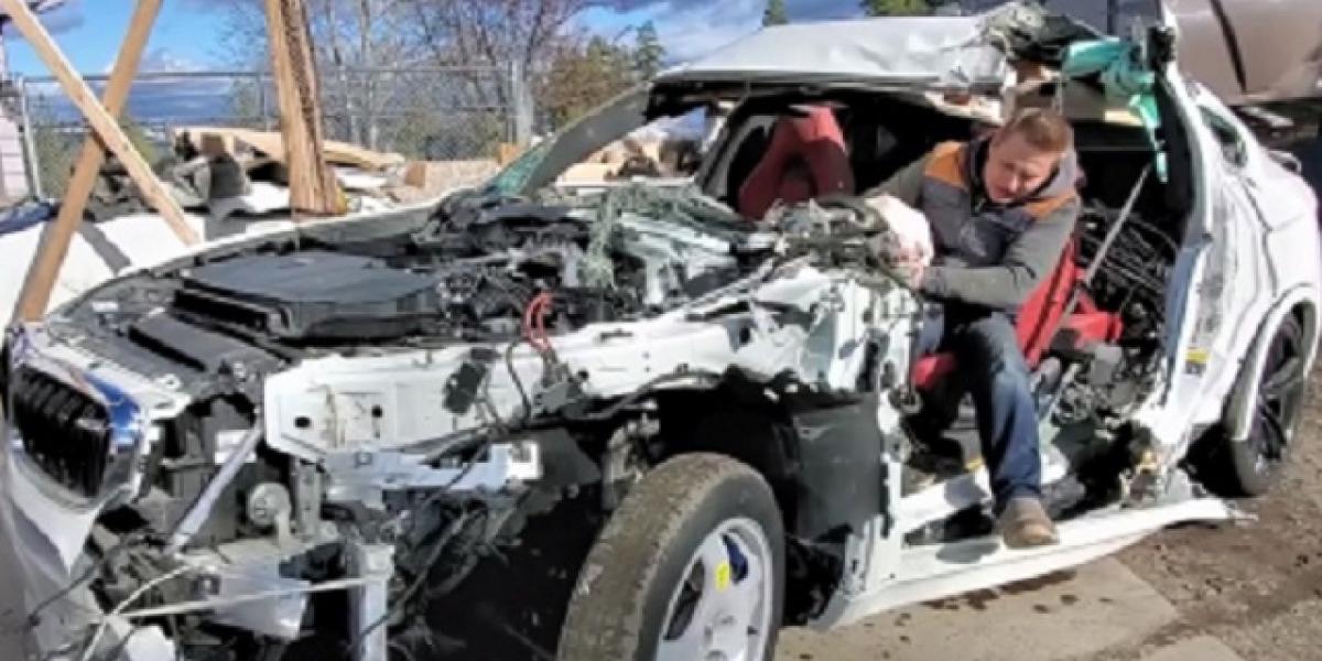 BMW X6 M ako na totálku: Zdemolované po nehode stále jazdí
