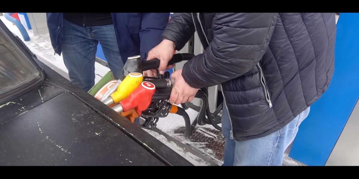 VIDEO: Rus do auta natankoval 5 druhov paliva. Rozbehlo sa?