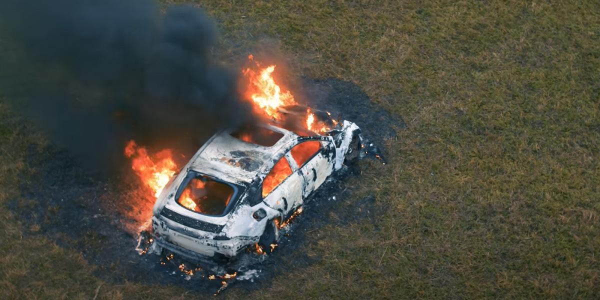 Spálili by ste svoj Mercedes za 200-tisíc? Tento Rus áno!