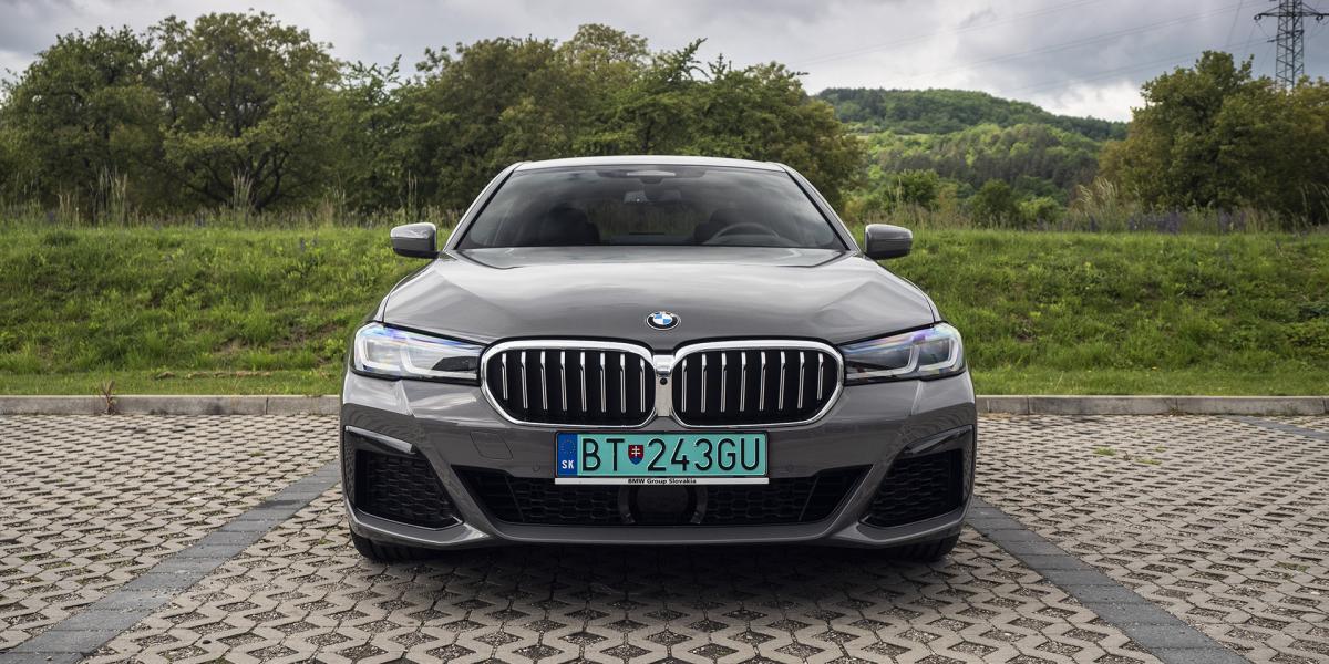 BMW 545e nie je len mestským plug-in hybridom