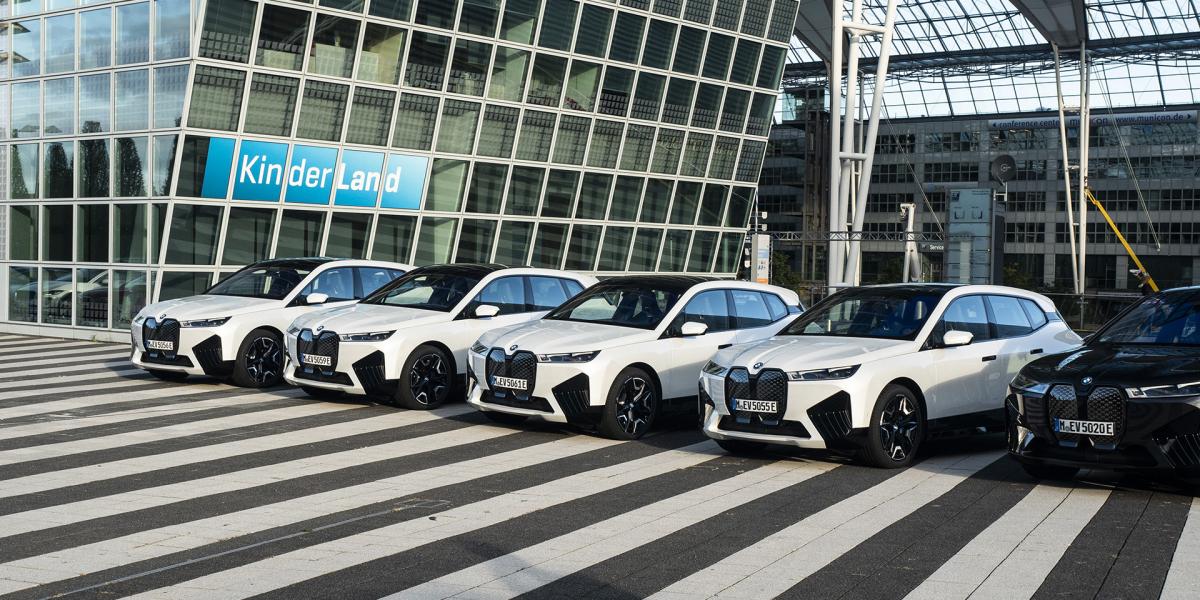 BMW iX: Čím je zaujímavý nový elektromobil? Ktorej Tesle konkuruje?