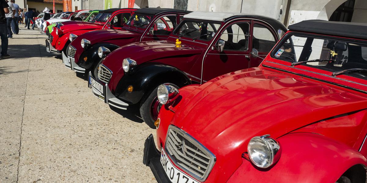 Kačky (Citroën 2CV) obsadili hrad Modrý kameň