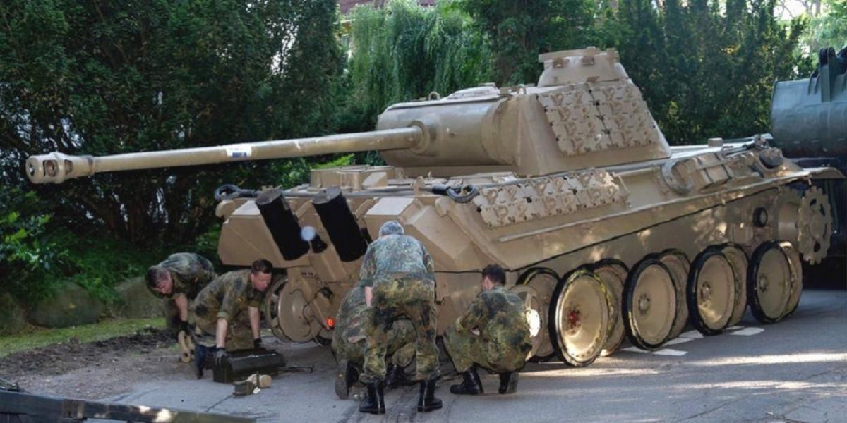 Nemecký dôchodca ukrýval tank a armádnu techniku: Hrozí mu pokuta 500 000 €! 