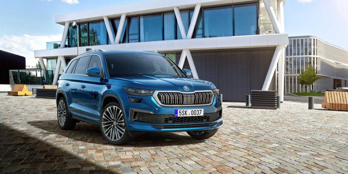 Škoda Kodiaq sa na svet pozerá novými očami, facelift prináša aj benzínové RS