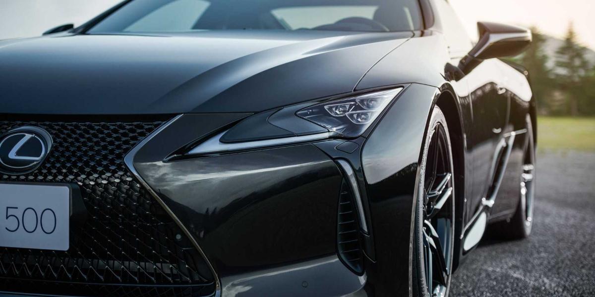 Inšpirácia pre tento Lexus LC500 prišla určite z temnôt