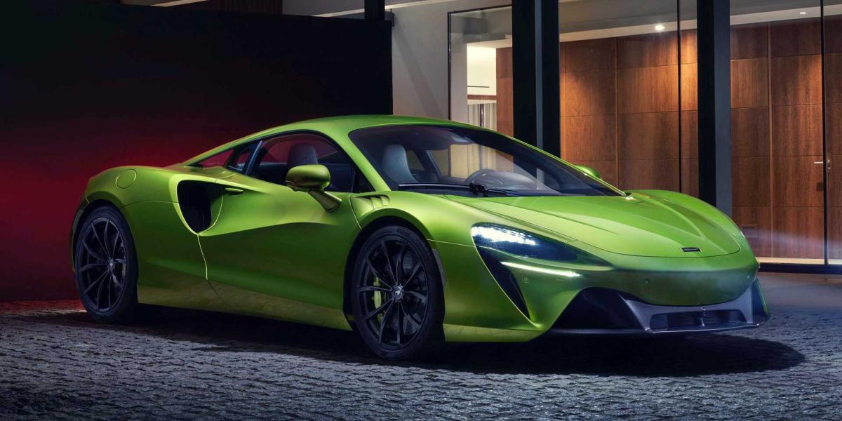Nový McLaren Artura má menej valcov, ale pomáha mu elektromotor