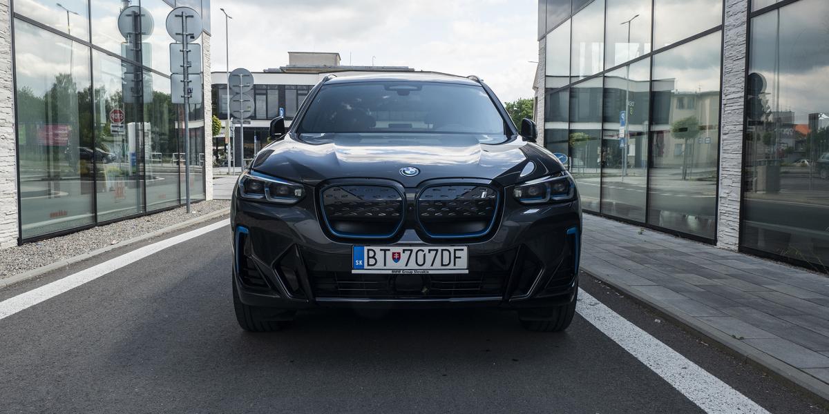 V čom sa BMW iX3 podobá Enyaqu?