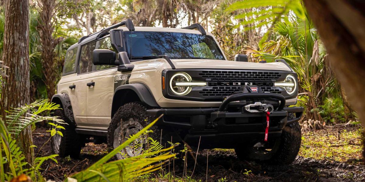 Ford Bronco Everglades má na blatníku samolepku s meraním hĺbky vody