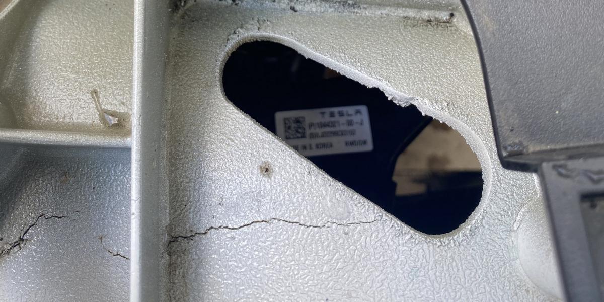 Tesla dodala auto s praksnutým rámom, podľa nej je to v poriadku!