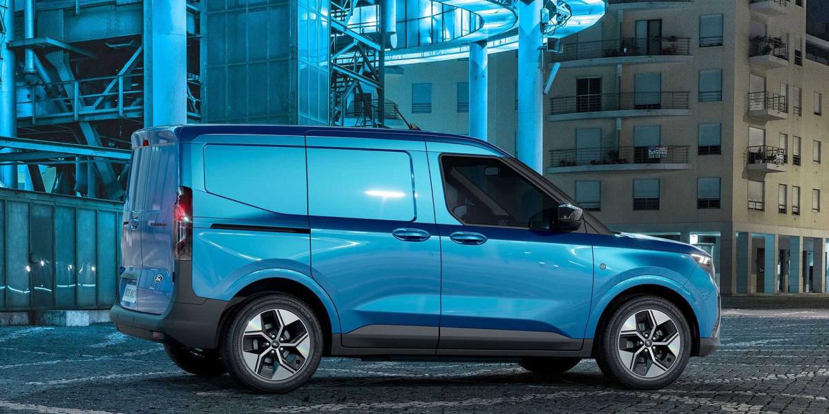 Ford rozširuje elektrickú ponuku úžitkáčov, ukázal E-Transit Courier