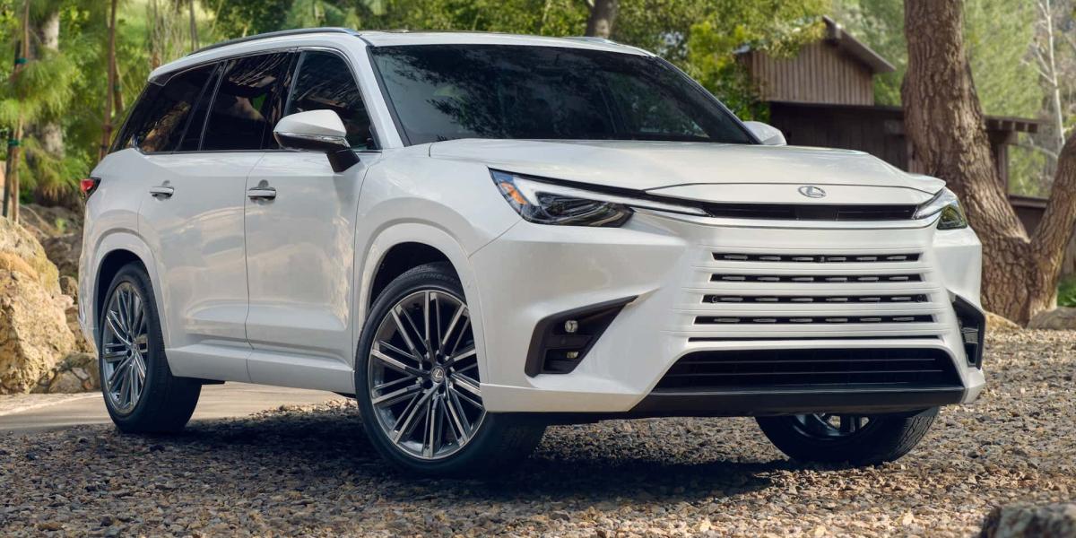 Lexus tvorí ofenzívu aj vo veľkých SUV, ukazuje GX a TX