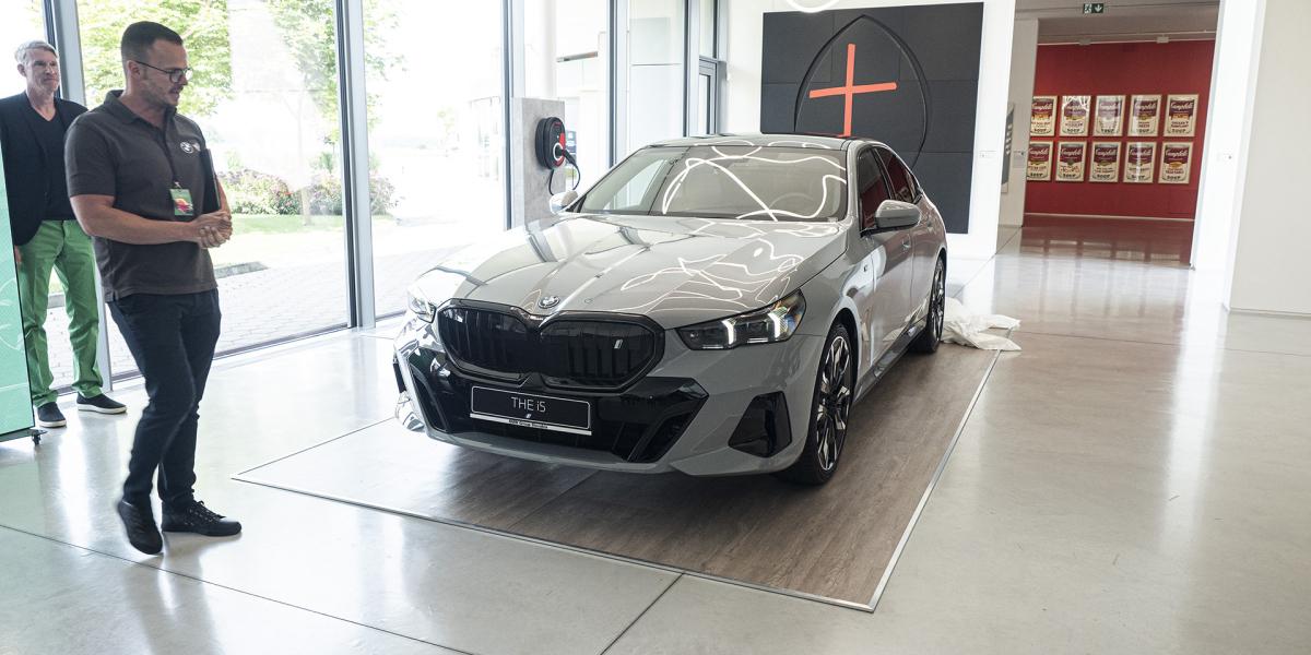 Statická ukážka BMW radu 5 bola doplnená o šialené SUV