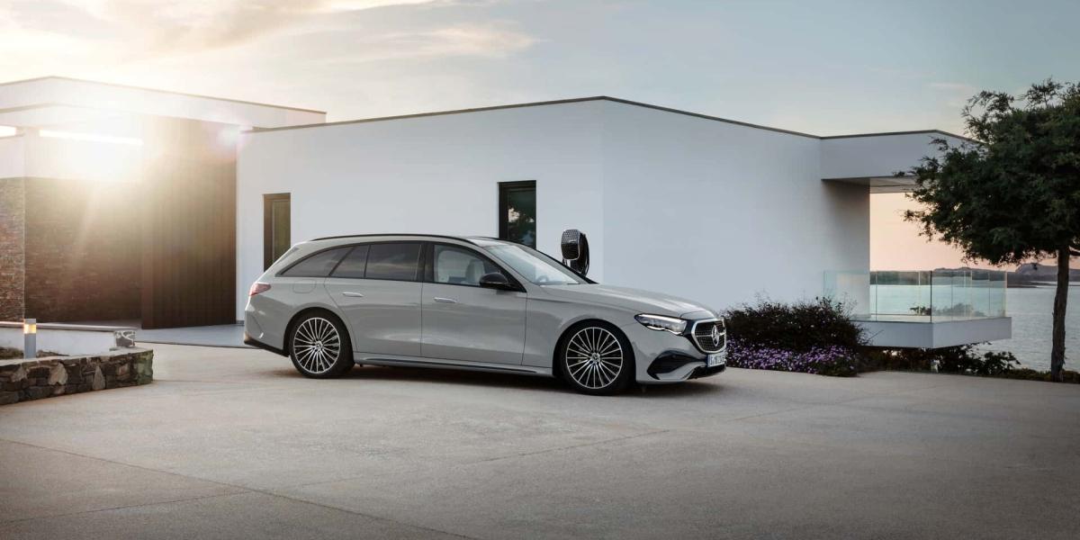Nový Mercedes triedy E kombi ukazuje dynamické línie