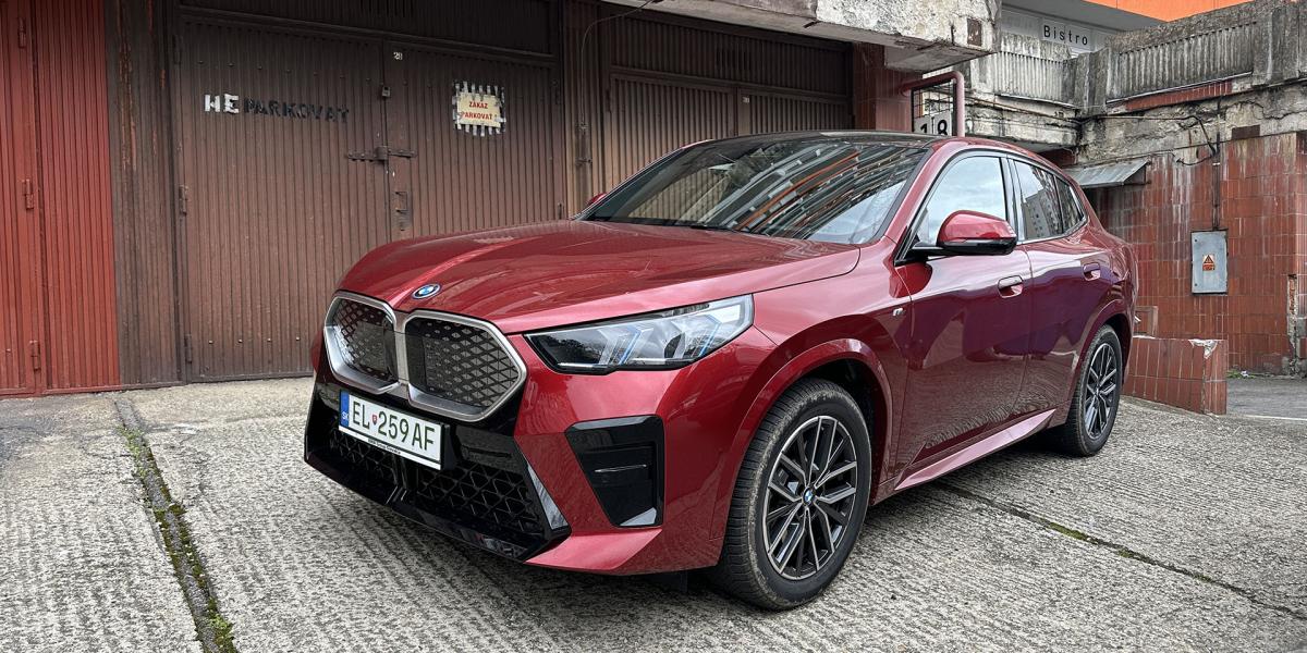 Prvá jazda BMW iX2: Aj ako rodinné auto vie zaujať