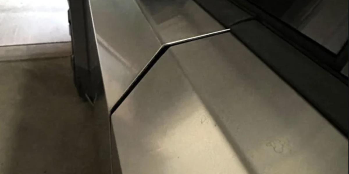 Tesla Cybertruck naživo, opäť mizerná kvalita, nelícujúce diely!