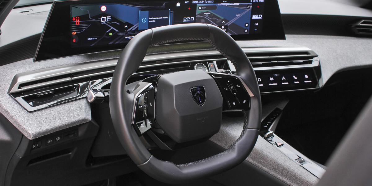 Peugeot sa nadobro zbavil manuálov, takto vyzerá prevodovka teraz. Prvá jazda na SUV 3008 1.2 Hybrid