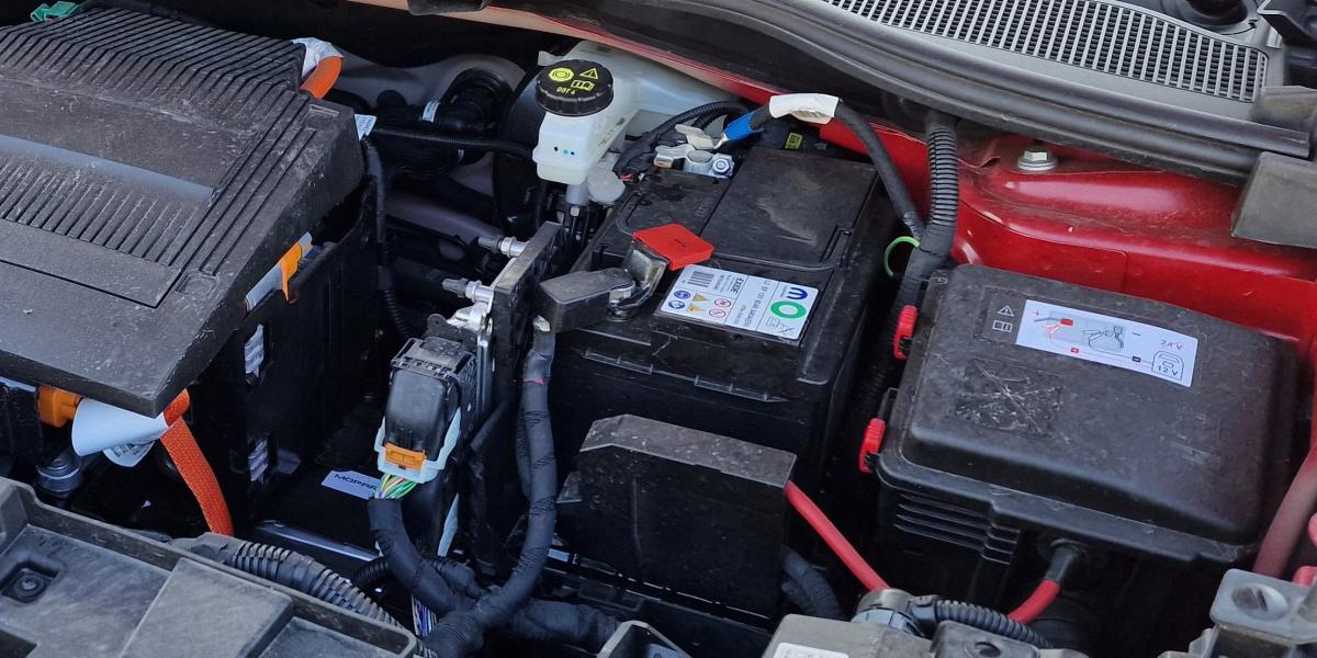 Časovaná pasca. Za výmenu autobatérie si autorizák účtuje 670 eur. Vymeniť ju za vlastnú znamená stratiť záruku