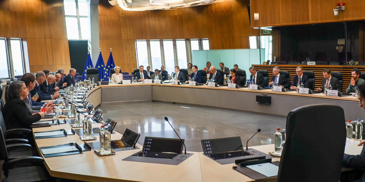 Práve sa stalo: Európska komisia prehodnotila emisné limity, konečne naše automobilky odľahčí a podporí priemysel