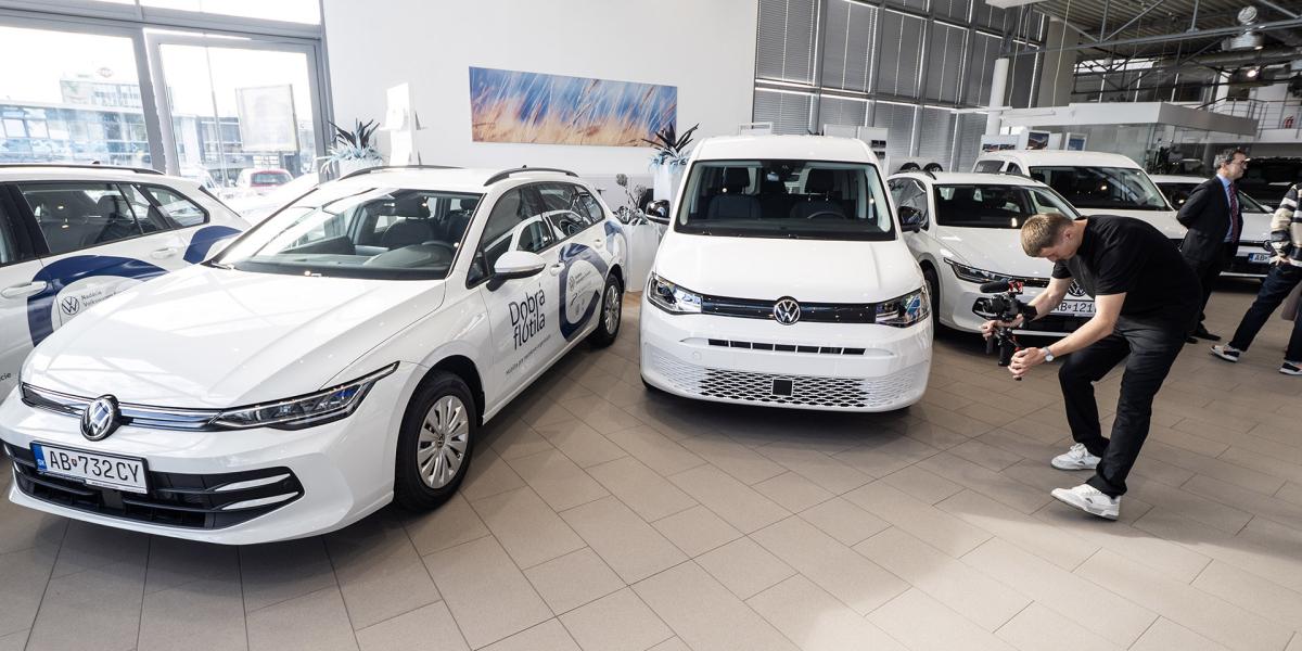 Dobrá flotila: Nadácia Volkswagen Slovakia odovzdala deväť vozidiel neziskovým organizáciám, svet je stále obývateľný