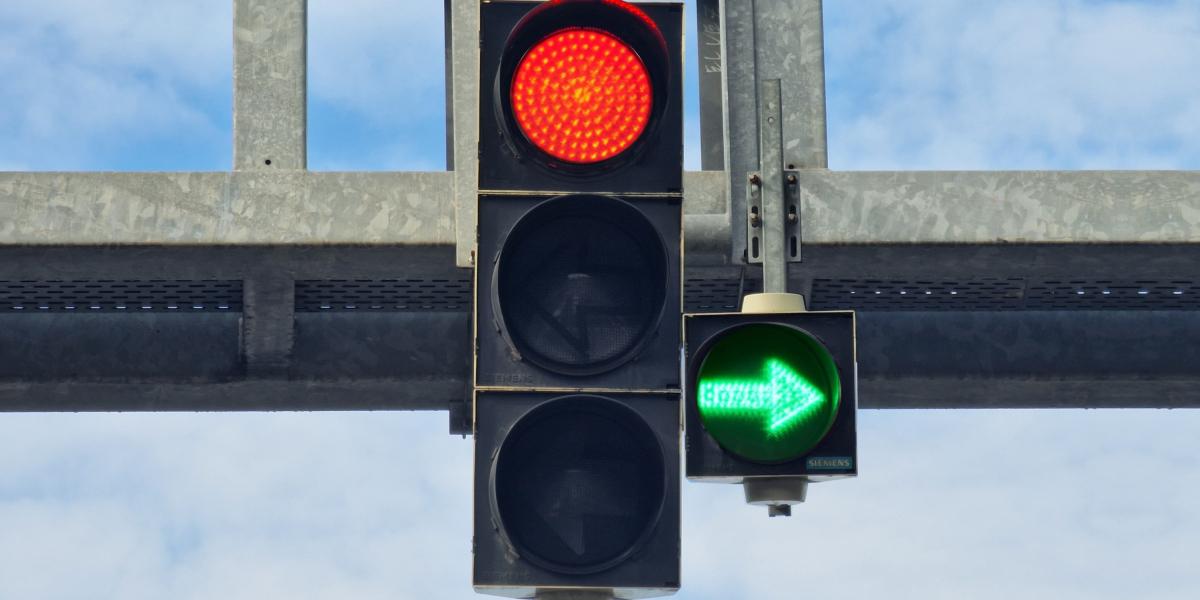 Vodiči, pred vycestovaním pozor: Zelená šípka na semafore u susedov platí inak, ako u nás. Fix novelou zákona už pripravujú