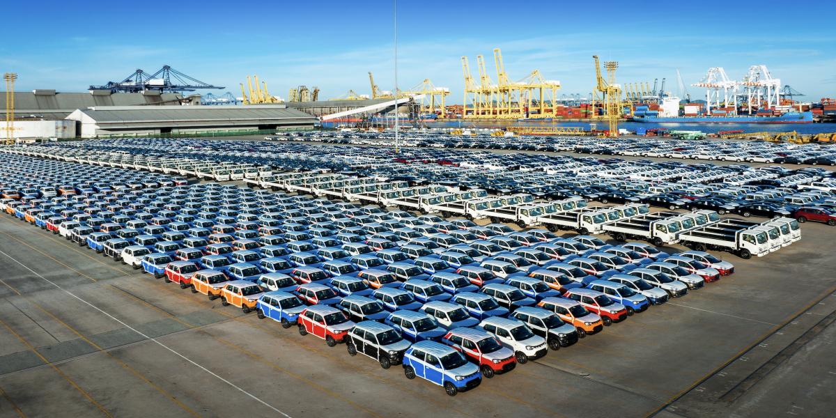 EÚ pripravuje odvetné clá pre USA, Macron chce zastaviť všetky investície