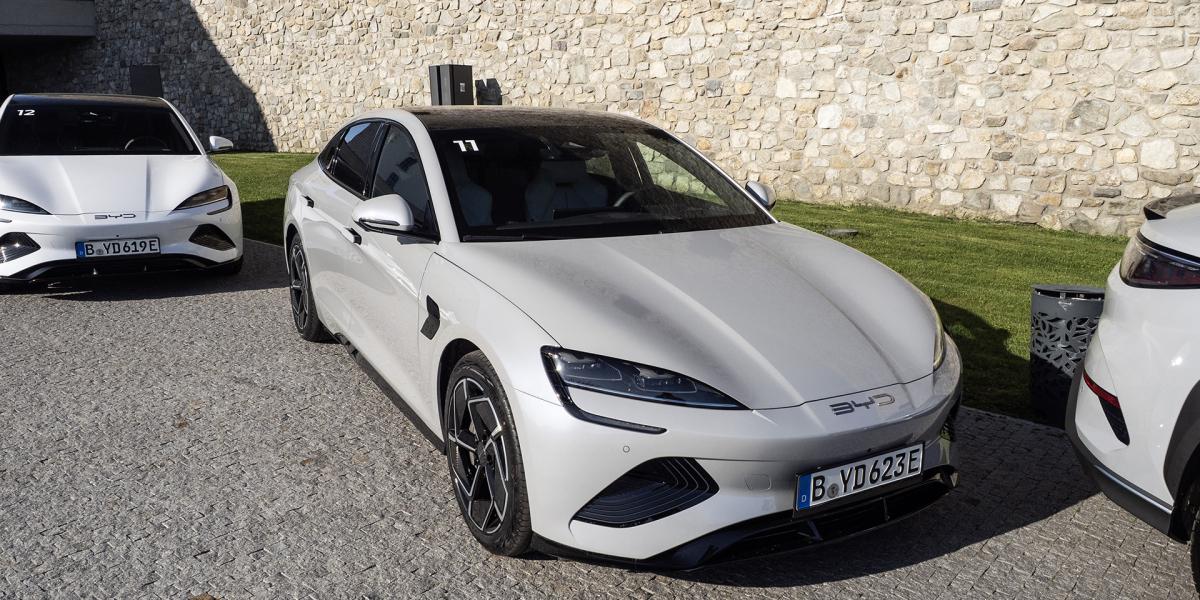 Prvá jazda na BYD Seal: Toto auto chce zvrhnúť z trónu Teslu Model 3