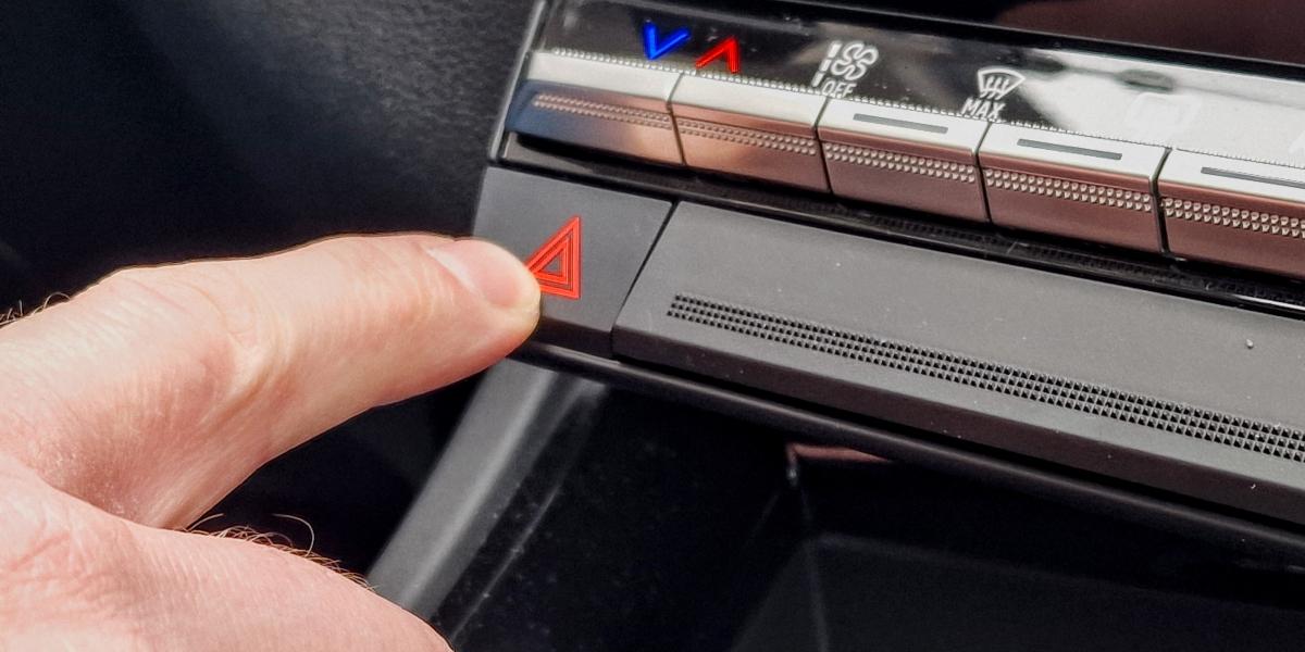 Ďalší nezmyselný zákon? Za poďakovanie výstražnými majú ukladať pokutu 150 €, v praxi tak ale ďakujú aj policajti