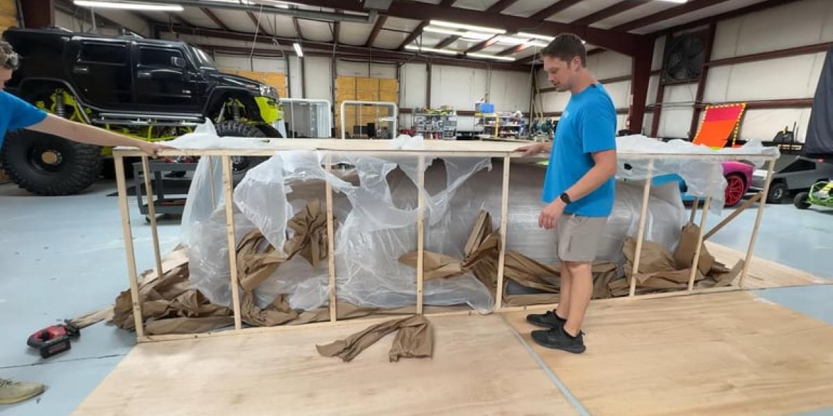 Kúpil auto cez internet za 30-tisíc, po odstránení ochrannej fólie zistil, že mu priviezli reklamnú maketu