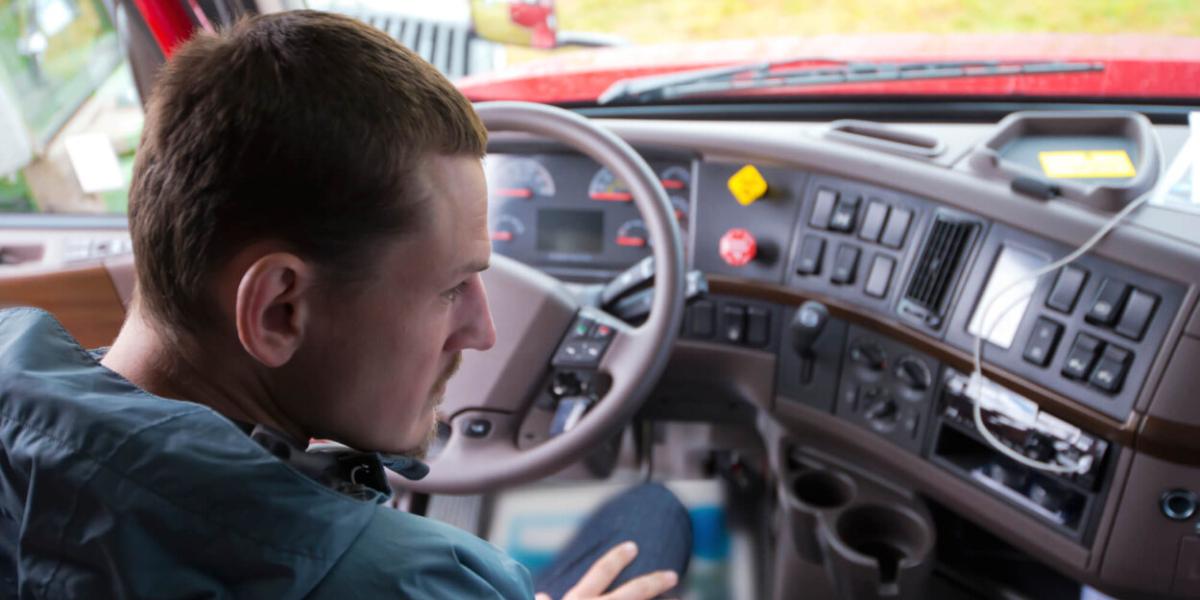 Vodičské oprávnenie na autobus a kamión už od 17 rokov: Téma, ktorá rozdeľuje motoristov právom