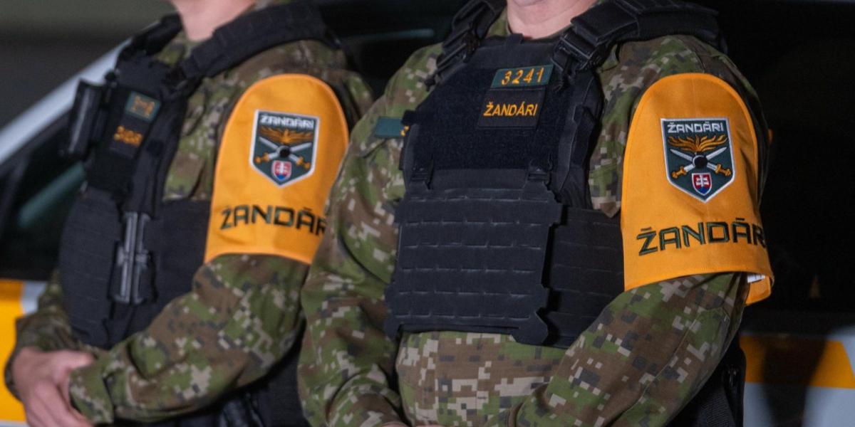 Žandári idú do terénu. Toto sú uniformy žandárov a mestá, kde ich stretnete