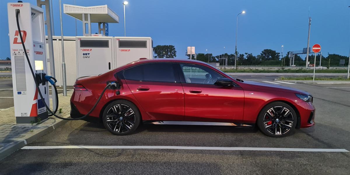 SEVA: Slovensko má už TISÍC lokalít pre verejné nabíjanie áut